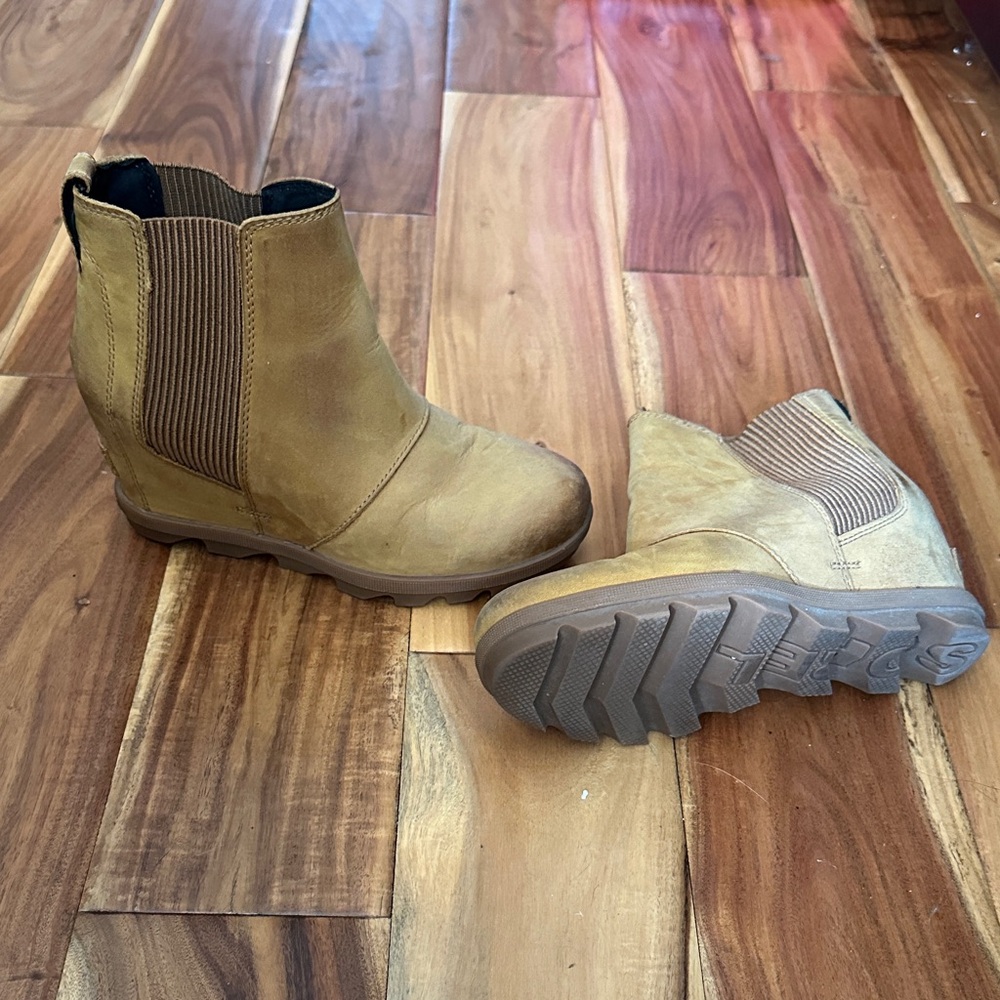 Sorel Tan Ankle Boots with Elastic Sides